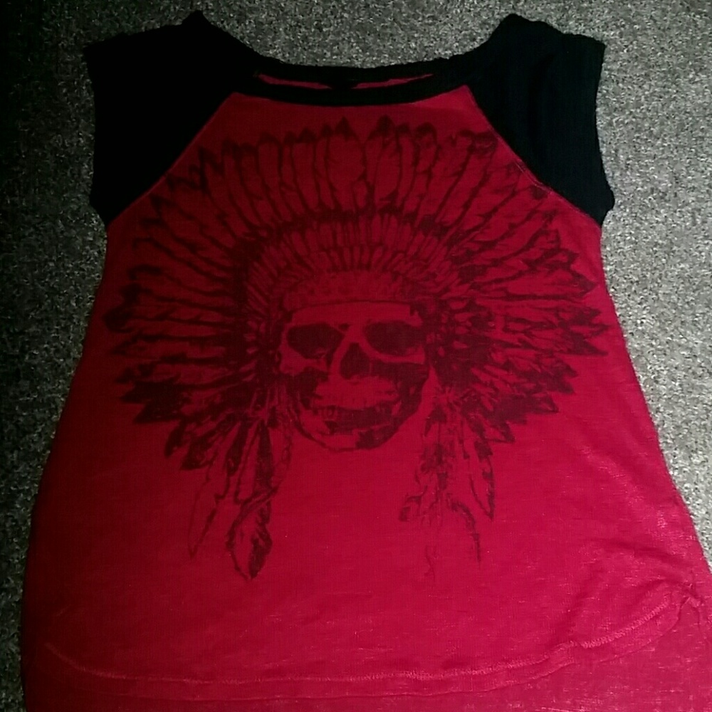 T-shirt with feathered skull